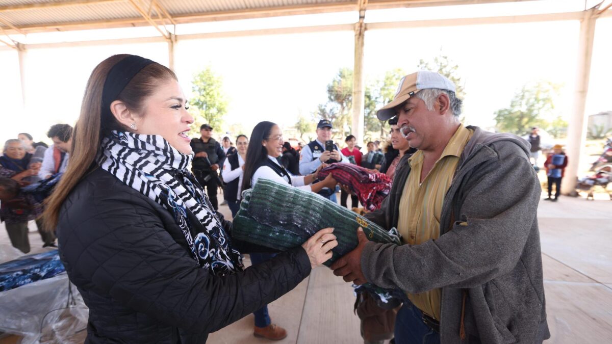 Bety Sánchez y Club Rotary entregan cobijas en Las Lajas