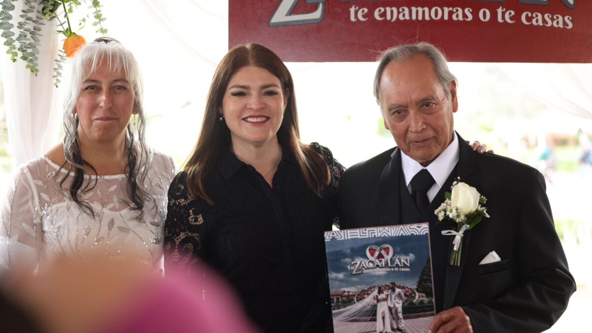 “En Zacatlán o te enamoras o te casas” y Bety Sánchez casó a 14 parejas