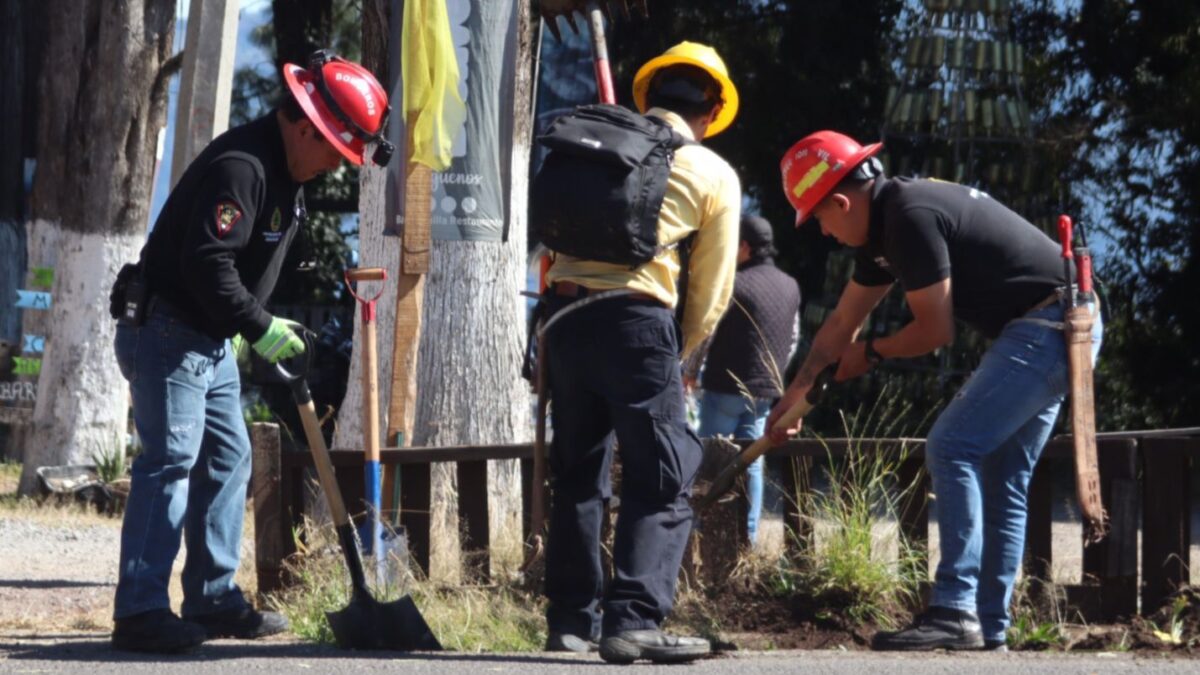 Faenas de la mano de la gente llegan a San Pedro Atmatla para mejorar imagen urbana