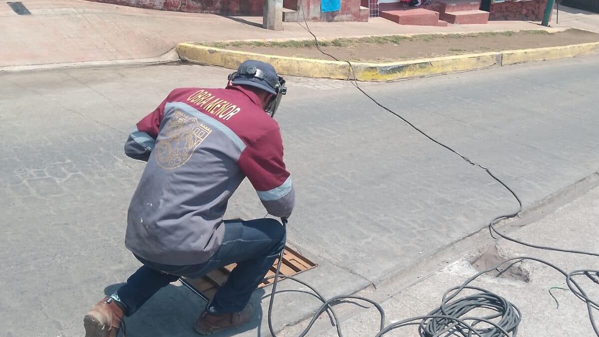 Personal de la Dirección de Servicios Públicos arregla coladera en el Paseo de la Barranca