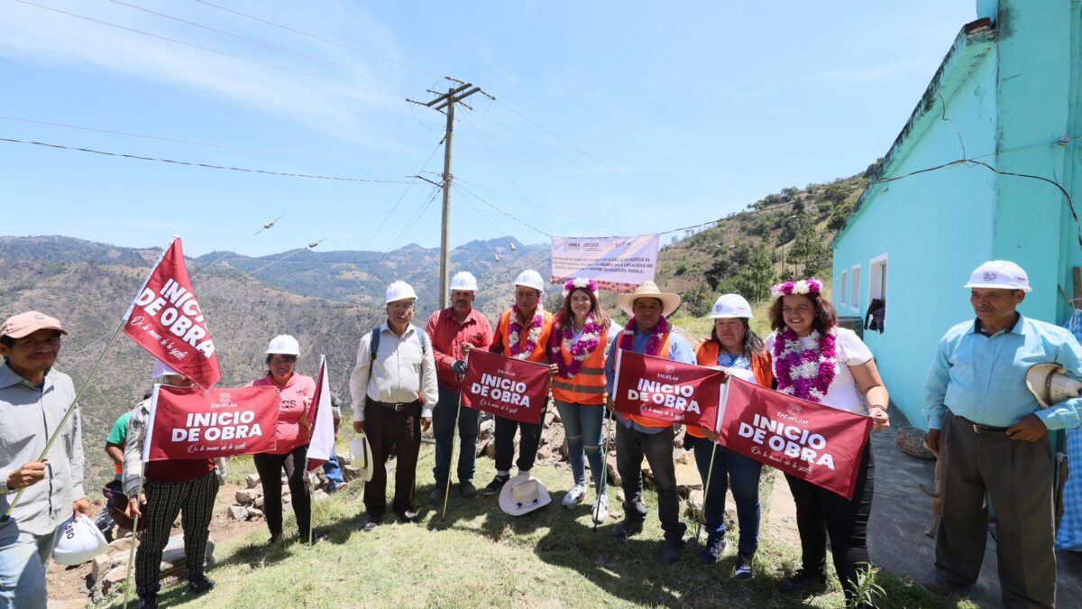 Bety Sánchez coloca primera piedra para muro de contención del Bachillerato Digital de Zoquitla