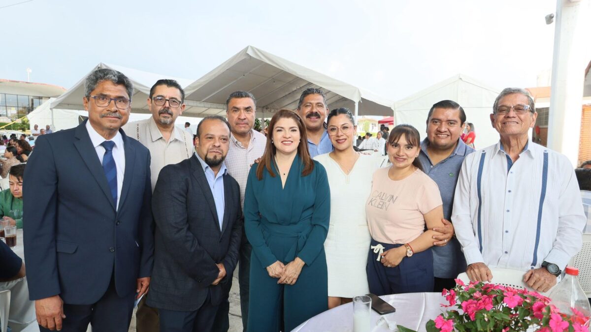 Bety Sánchez reconoce la labor de docentes de Zacatlán; así festejó con más de mil 600
