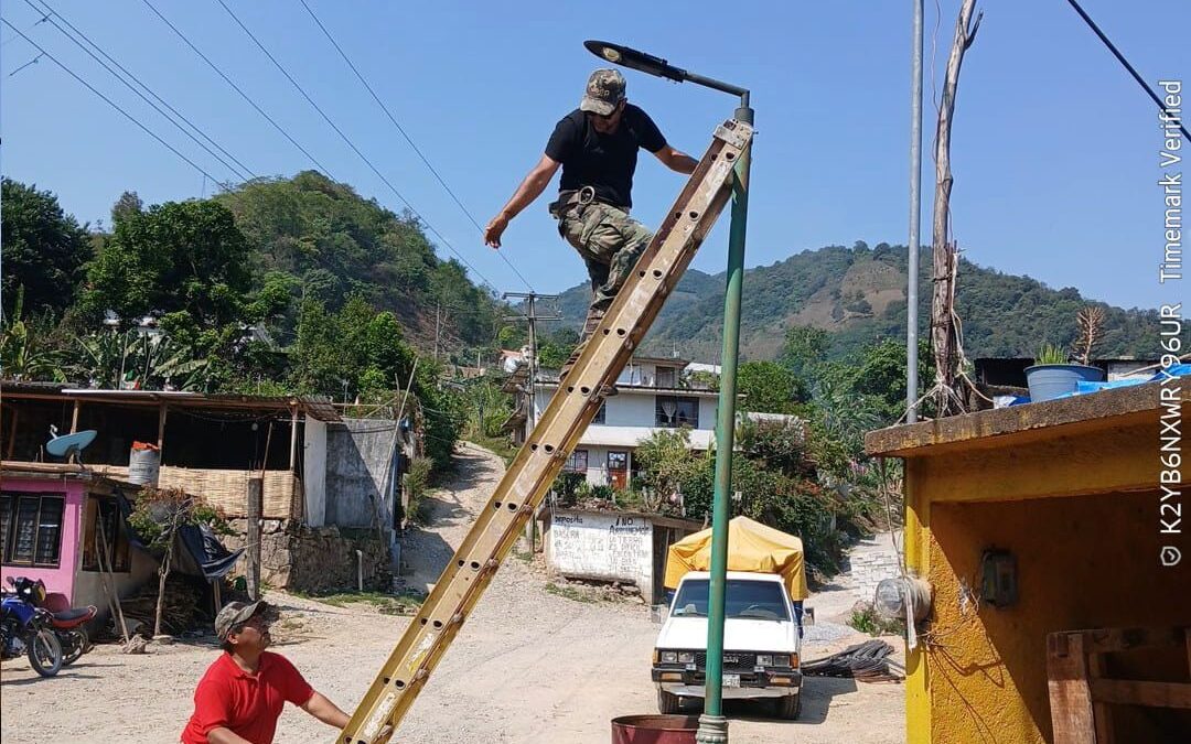 Ayuntamiento de Zacatlán rehabilita luminarias en juntas auxiliares