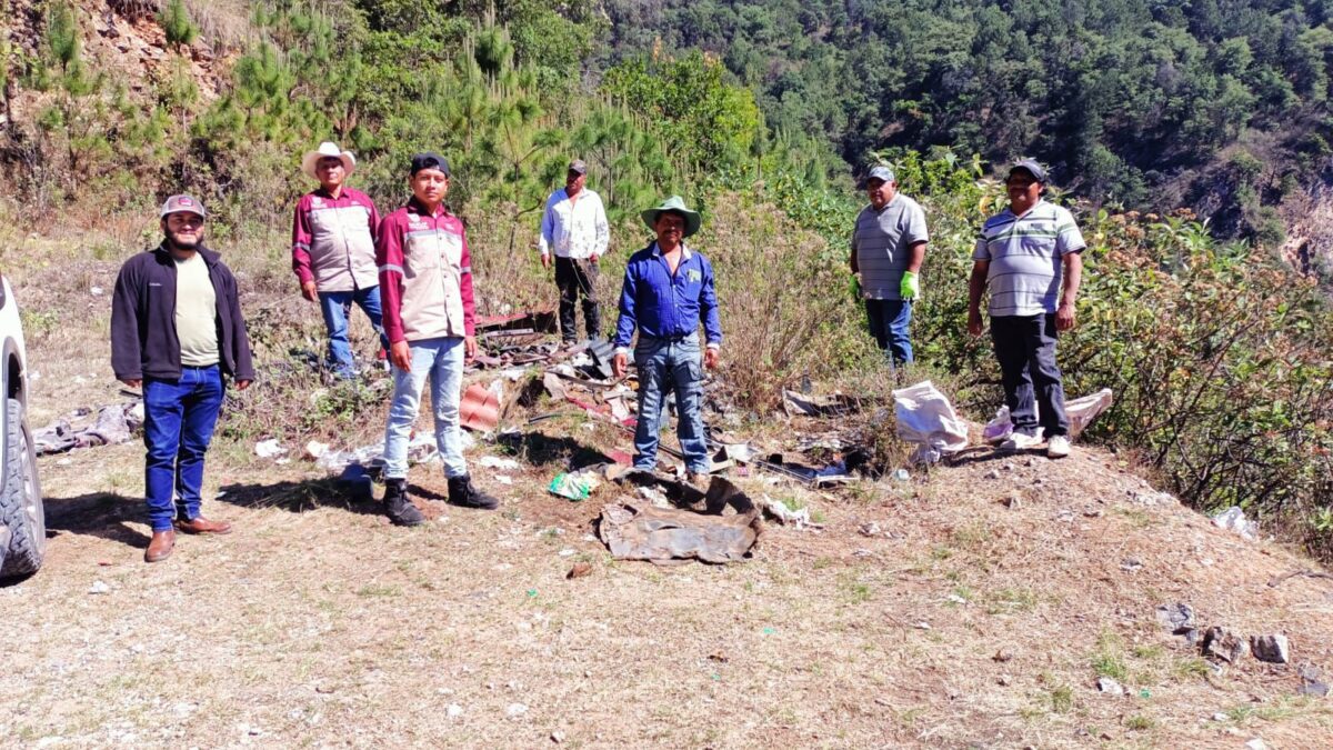 Más de una tonelada de basura retira el Ayuntamiento de Zacatlán en basurero clandestino de San Miguel Tenango