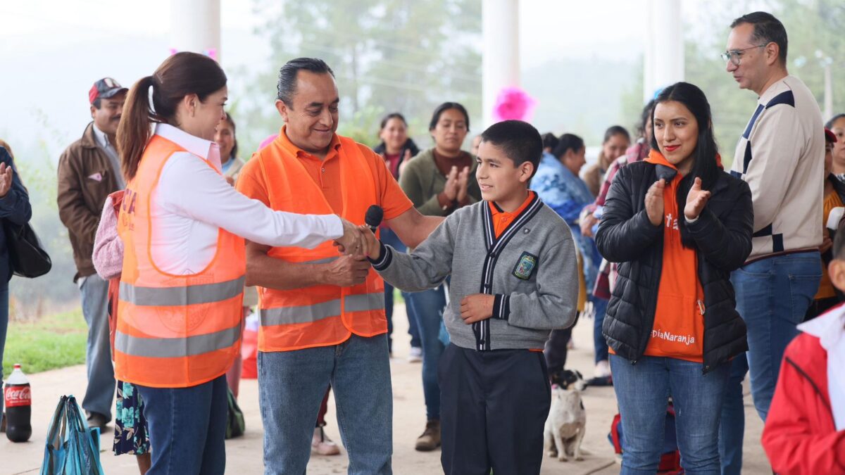 El segundo piso de la Cuarta Transformación llega a Huilotepec; Bety Sánchez entrega techado y red eléctrica