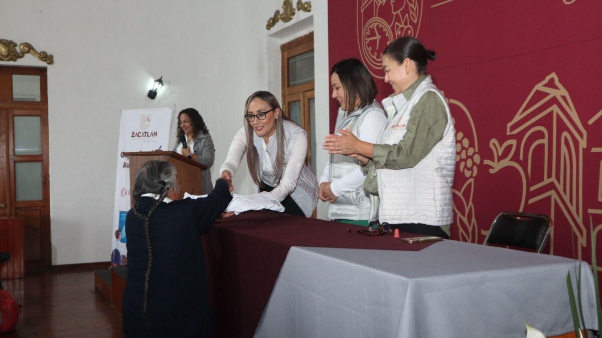 Ayuntamiento de Zacatlán entrega uniformes para auxiliares de Salud