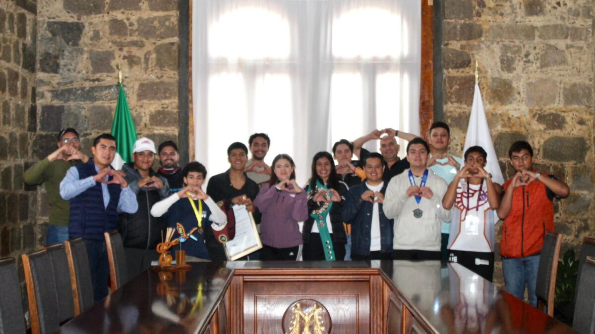 Bety Sánchez y “La Bonita” entregan reconocimiento a joven zacateco campeón de Torneo De Barrios