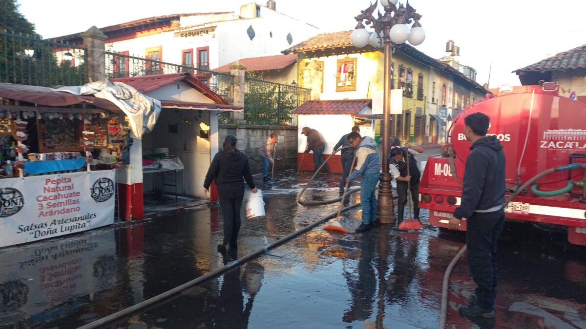 #YaHueleAFeria: comerciantes y funcionarios municipales lavan el Corredor de San Pedro y San Pablo