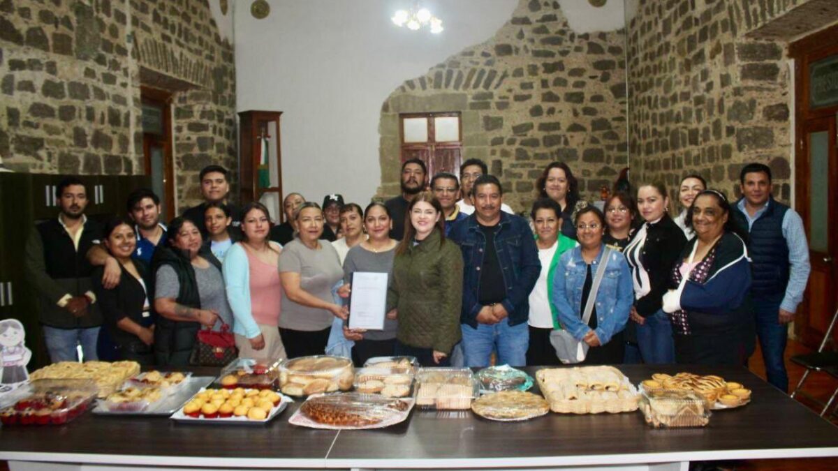 Bety Sánchez apoya a sectores productivos; entrega acta constitutiva a asociación de panaderos