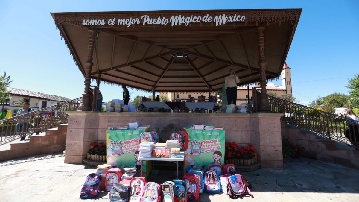 Donatón: autoridades y sociedad juntan más de 3 mil libretas para regalar a estudiantes de escasos recursos