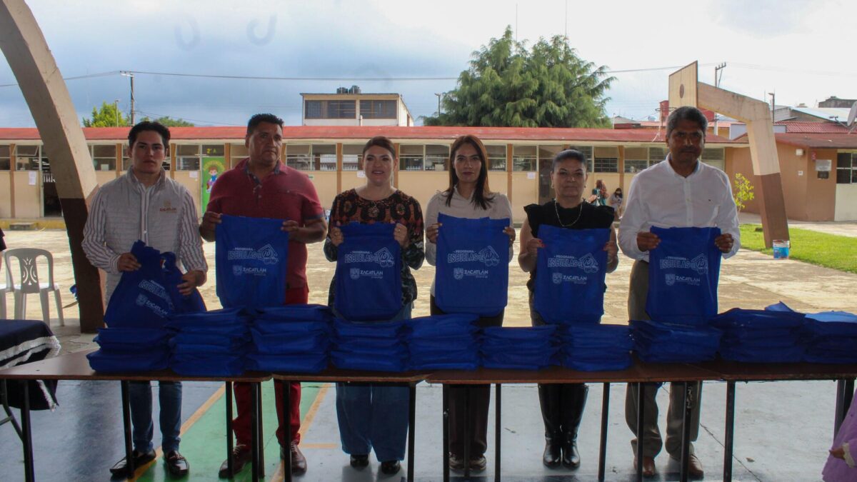 Bety Sánchez entrega kits escolares en primaria Benito Juárez