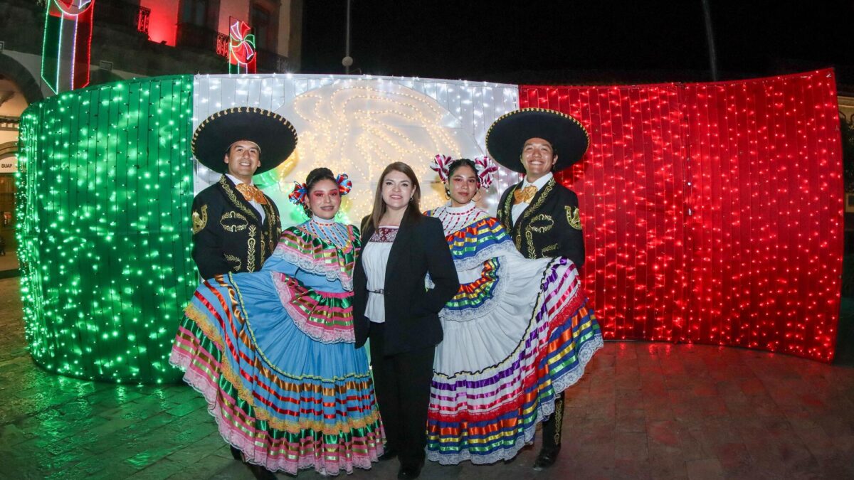 Con música y danza, se iluminó el zócalo de Zacatlán con motivo de las Fiestas Patrias