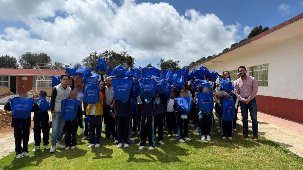 Niñas y niños de la zona alta de Zacatlán reciben libretas para tomar sus clases