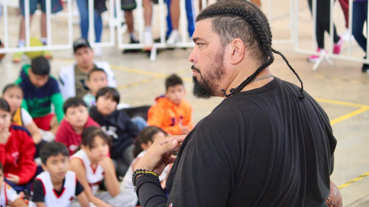 El exbasquetbolista, Horacio Llamas da entrenamiento a niñas y niños de Zacatlán: “nunca se rindan”, les pide