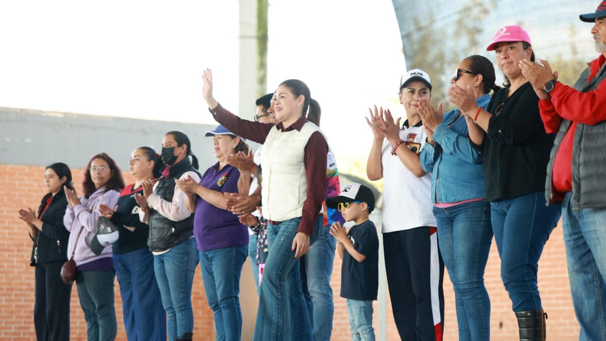 #EscuelasDe10: Bety Sánchez entrega mobiliario al Centro Escolar de Zacatlán