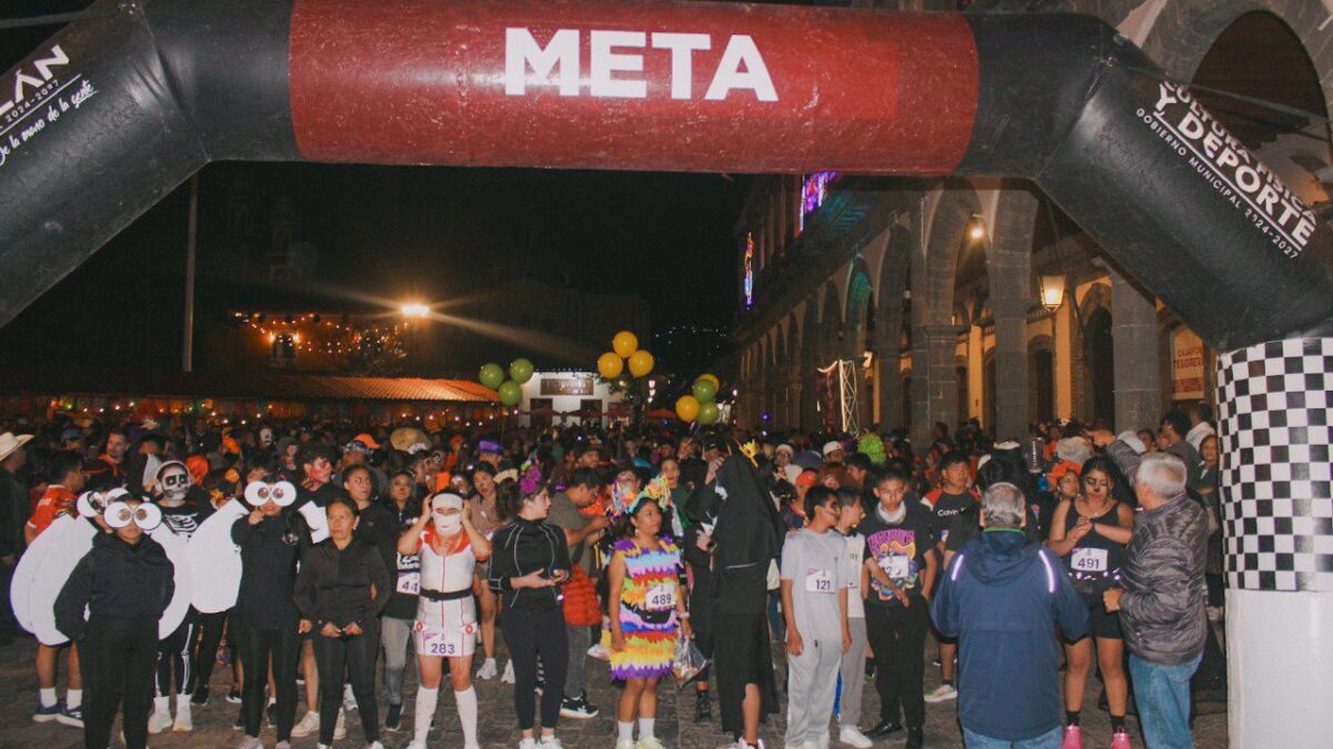 Tzompantli, la Carrera de los Muertos y globos de cantoya, así disfrutó la gente el Día de Muertos en Zacatlán