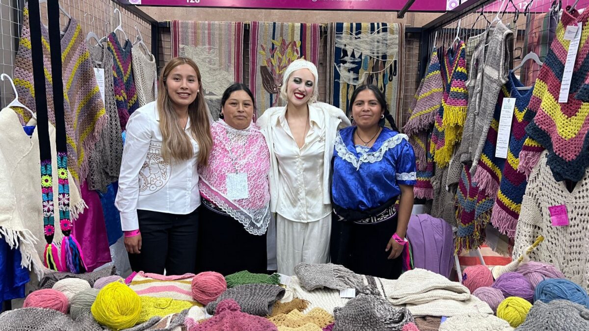 Artesanas de Cuacuila conquistan Baja California y todo México con sus textiles de lana