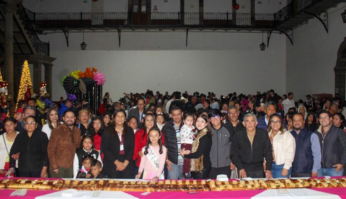 Reyes Magos llegan a Zacatlán; niñas y niños recibieron juguetes