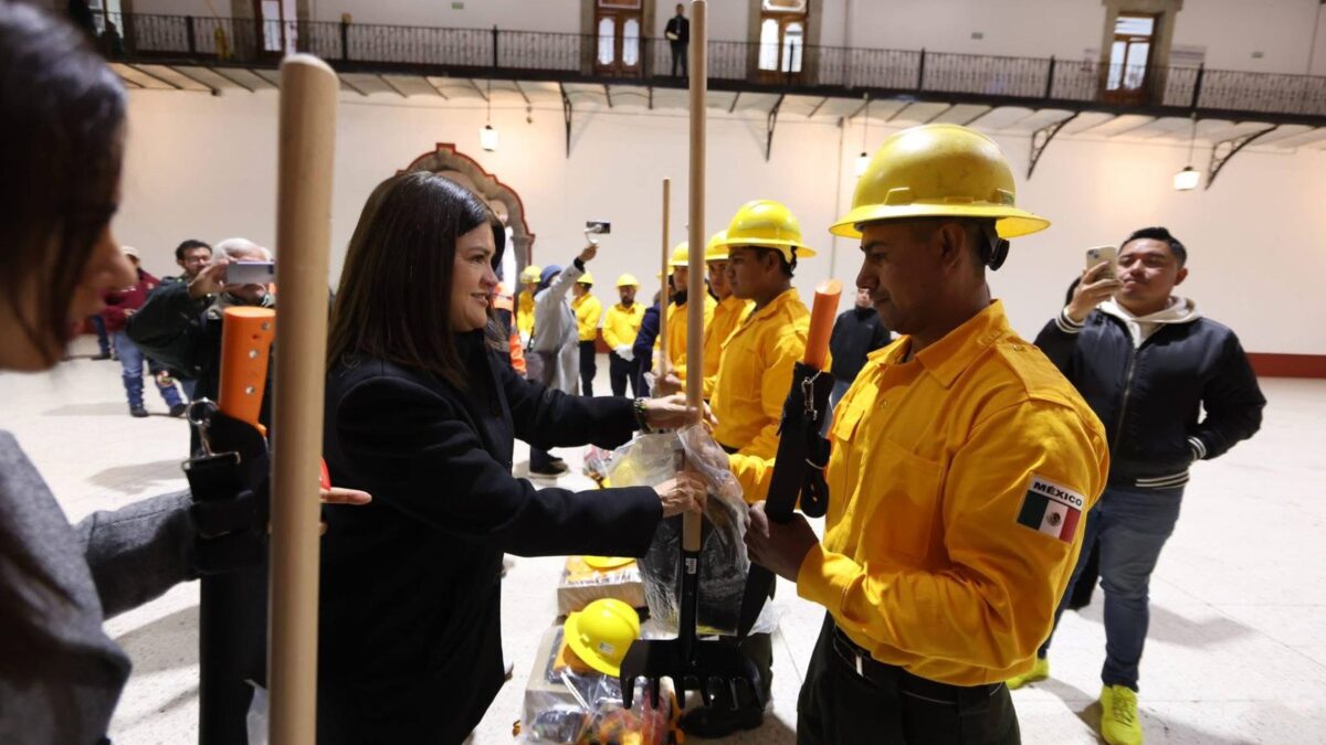 En Zacatlán se preparan para la temporada de incendios; autoridades entregan equipo para combatirlos
