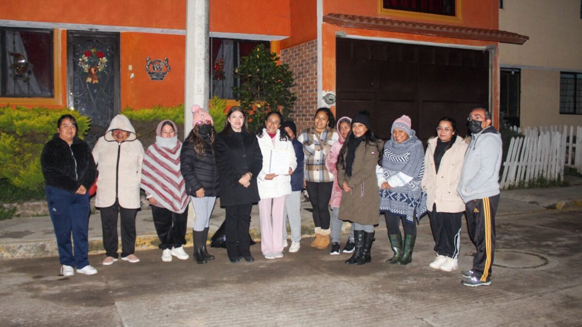 Bety Sánchez entrega apoyos a vecinos del Xiuhtec y de Bosques