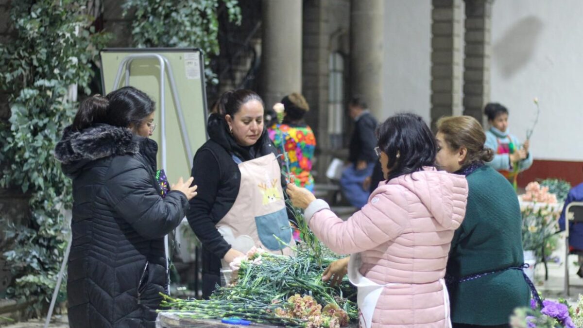 Capacitan a mujeres de Zacatlán para que emprendan en el negocio de florería