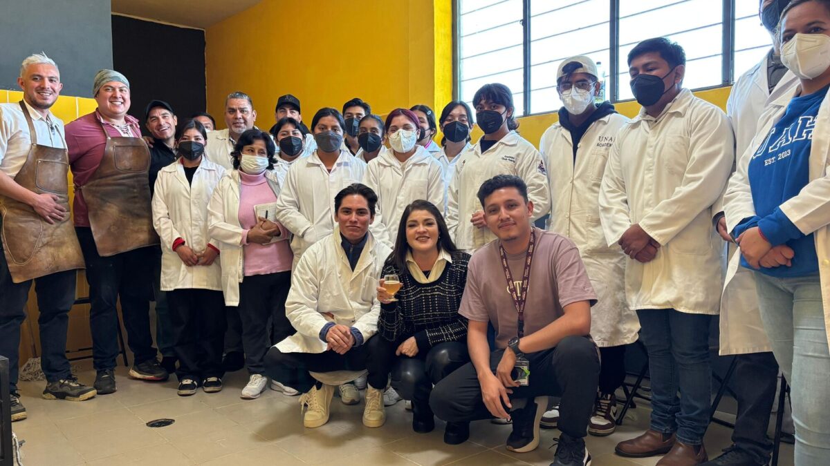 Jóvenes de Zacatlán aprenden a elaborar cerveza artesanal para emprender negocio