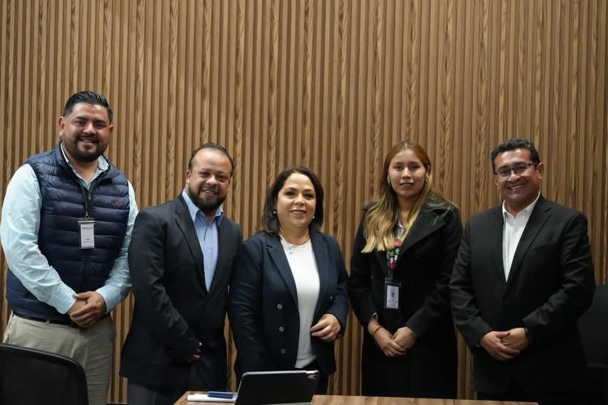 Funcionarios de Zacatlán entregan proyecto de rescate y preservación de lenguas maternas al Congreso del Estado