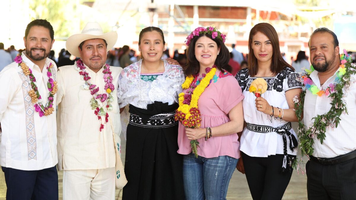 Zacatlán conmemora el Día de la Lengua Materna: “ser bilingüe es una regalo de nuestra cultura”, afirma Bety Sánchez