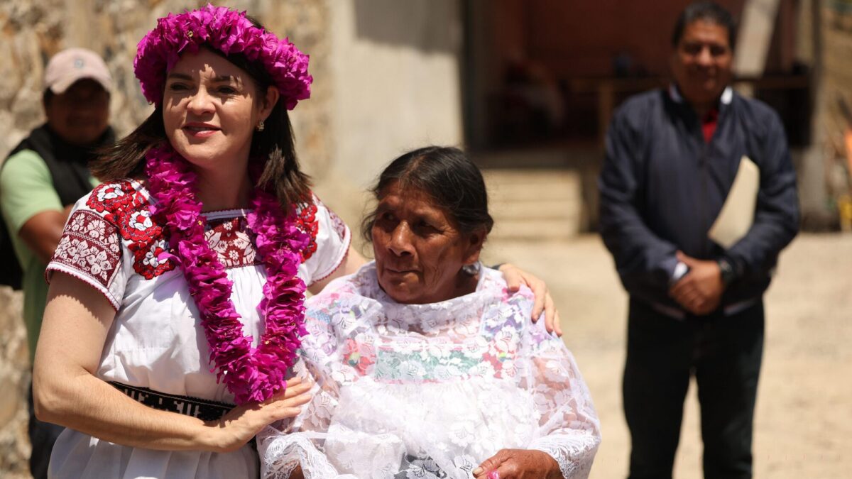 Bety Sánchez lleva pisos y techos firmes a Xatohuanco y Atenco, comunidades de alta marginación en Zacatlán