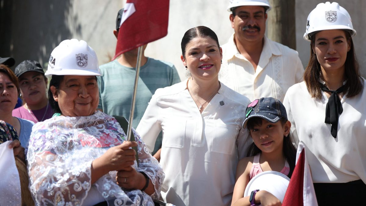 Bety Sánchez y vecinos de Eloxochitlán dan banderazo para pavimentación de calle