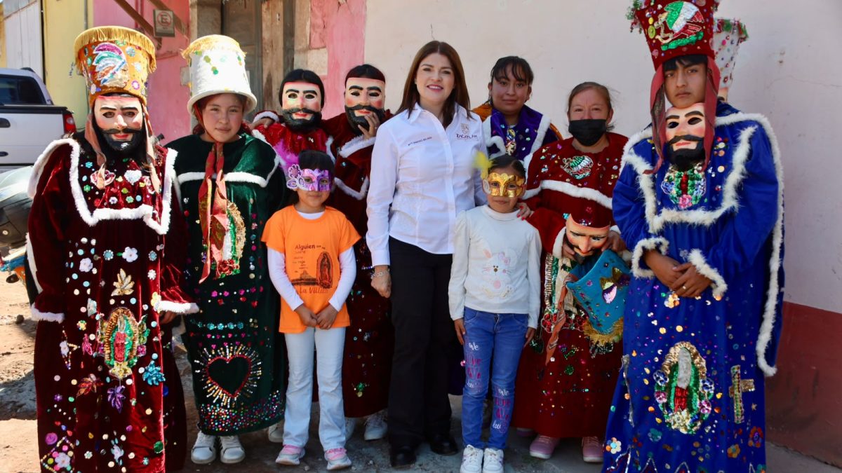 #PromesaCumplida: Bety Sánchez le cumple a doña Bertha y pavimenta su calle en Jicolapa