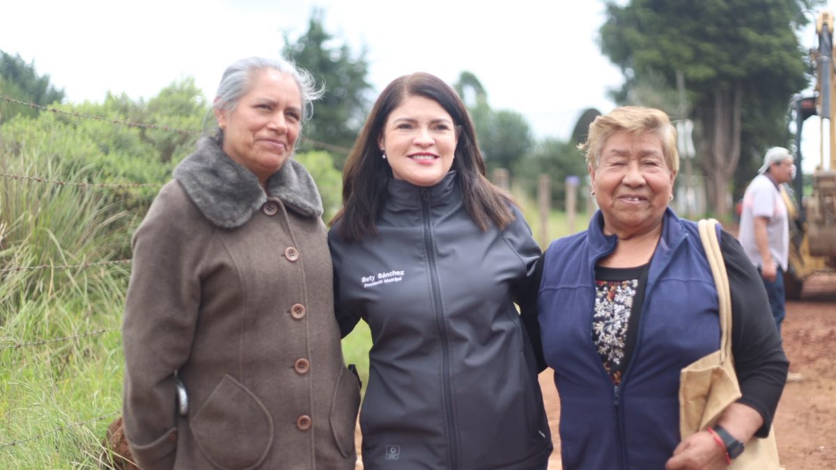 #TransformandoCaminos: Bety Sánchez inicia pavimentación de calle en Ayehualulco