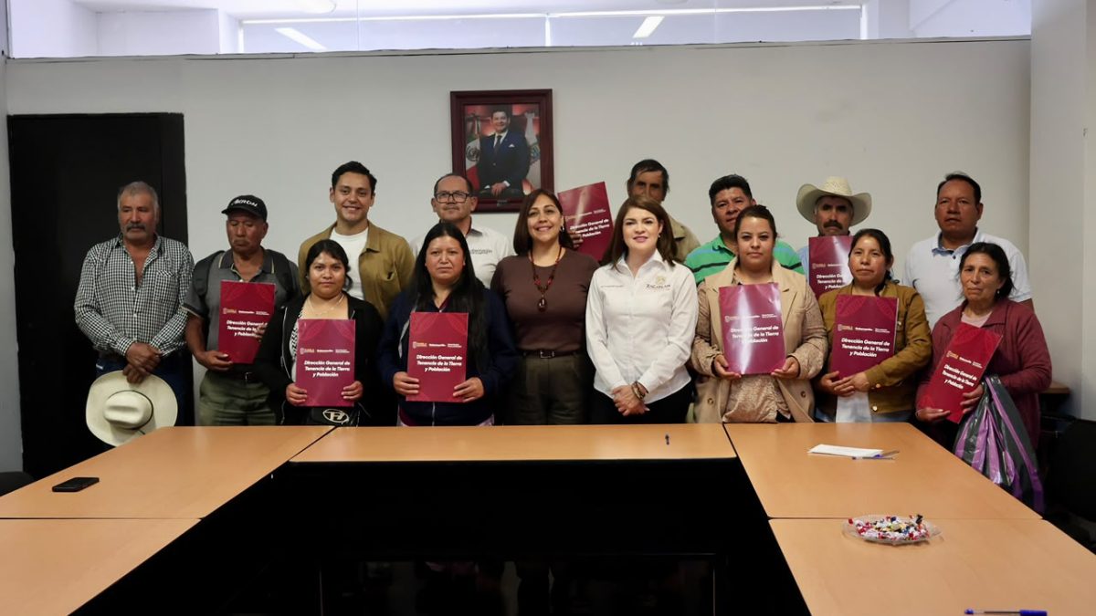 Familias de Zacatlán reciben sus escrituras y fortalecen la certeza jurídica de su patrimonio
