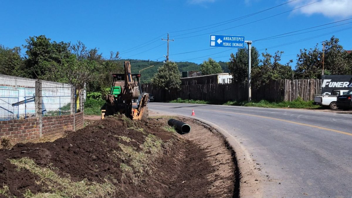 Ayuntamiento realiza trabajos de desazolve en cunetas del Libramiento