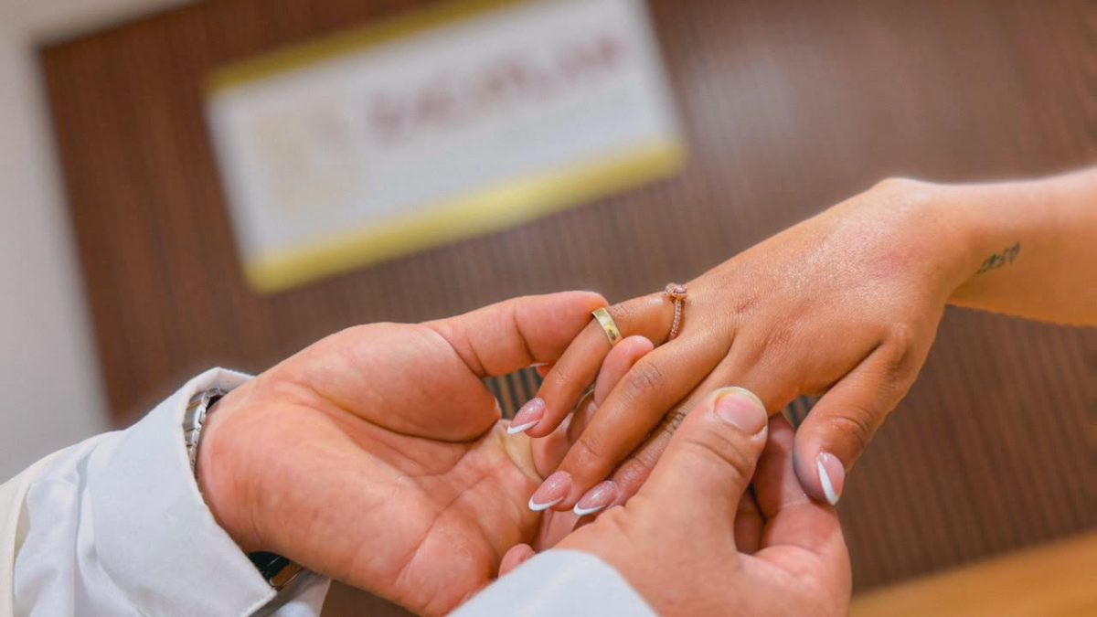 Feliz pareja inaugura la Sala de Matrimonios del Palacio Municipal
