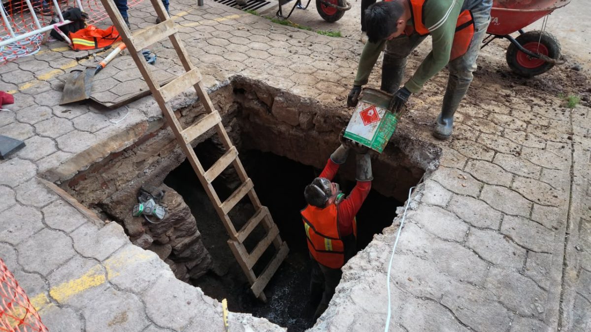 Después de 70 años, Ayuntamiento de Zacatlán abre bóveda pluvial del Centro para desazolvar