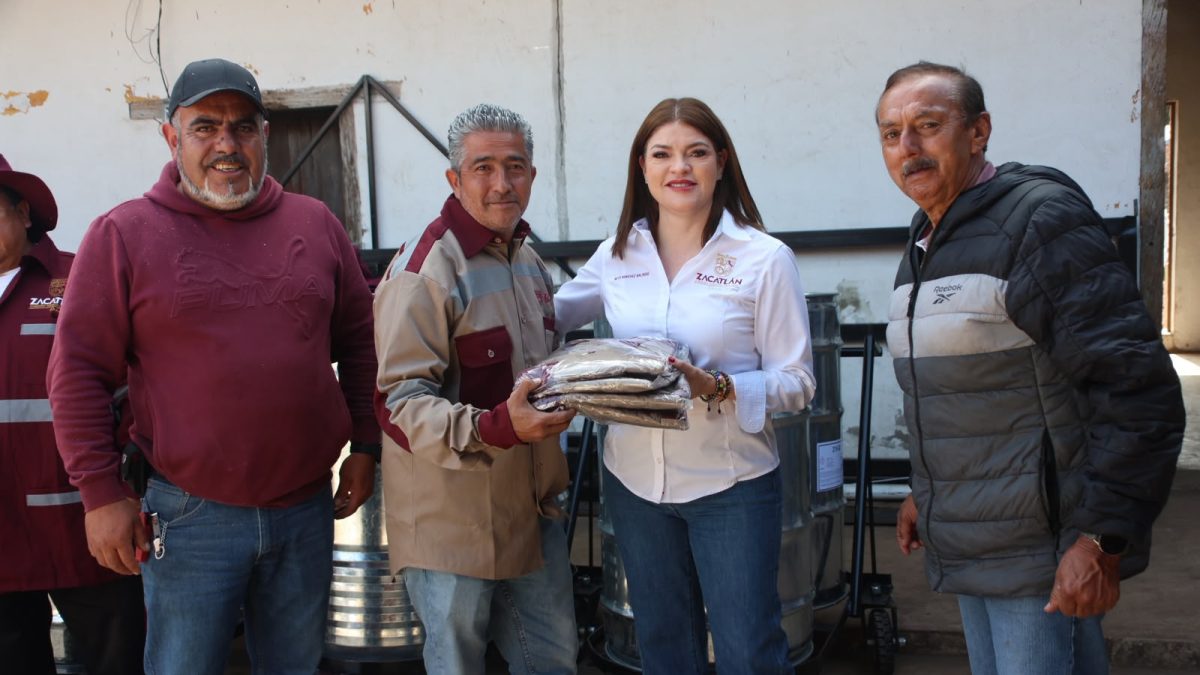 Bety Sánchez entrega uniformes a personal de Servicios Públicos para dignificar su trabajo