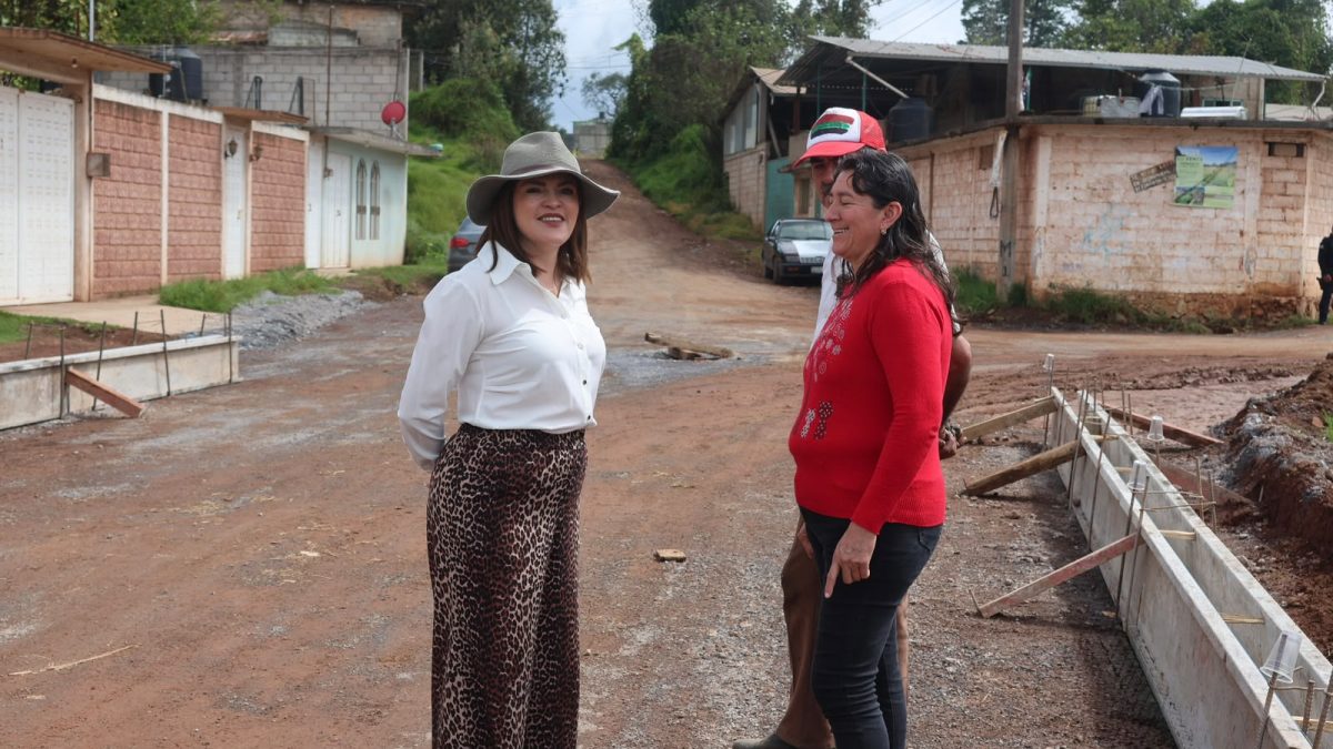 Bety Sánchez supervisa pavimentación de la calle Narciso Mendoza en Ayehualulco