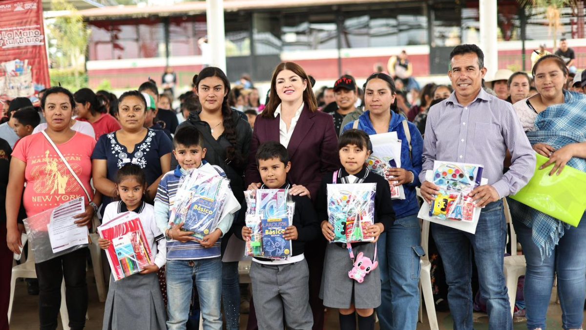 Con entrega de kits escolares, niñas y niños de la Zona Alta de Zacatlán, tendrán mejor aprendizaje