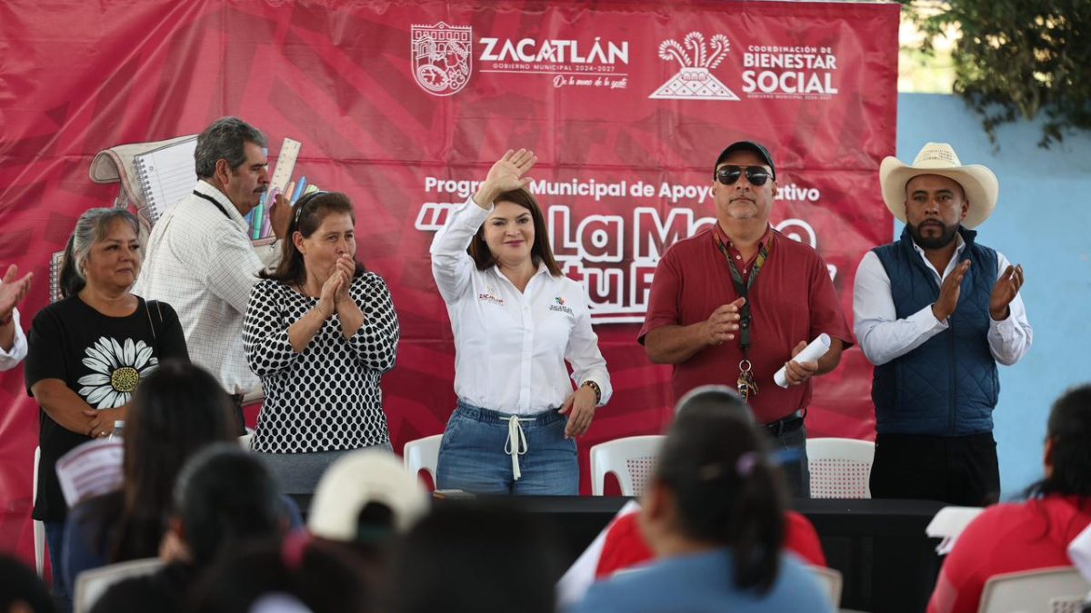 Bety Sánchez lleva apoyo escolar a familias de juntas auxiliares de Zacatlán