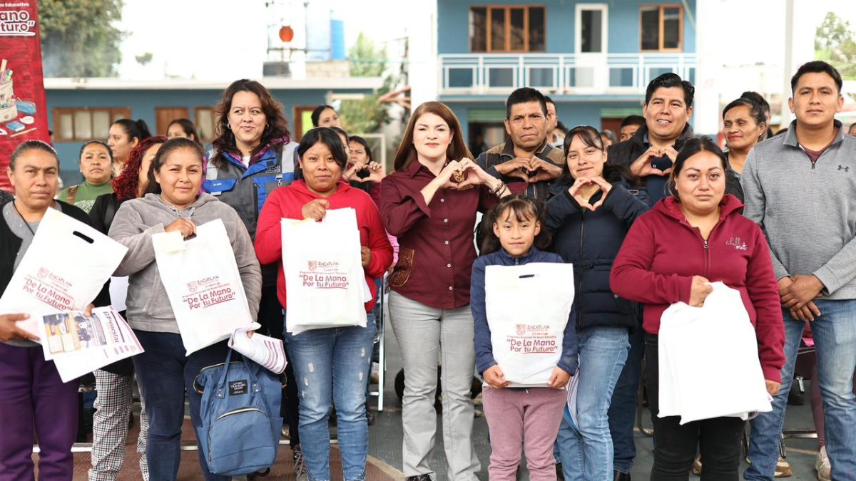 Bety Sánchez entrega kits escolares en San Miguel Tenango, Tomatlán, San Pedro Atmatla y Las Lajas