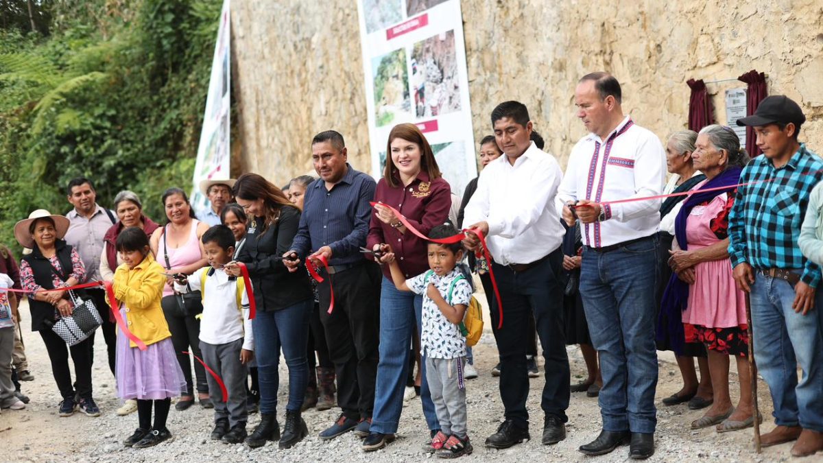 Bety Sánchez entrega muro de contención en Tepetla: “las lluvias ya no se llevarán el camino”